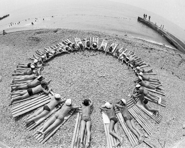 Trẻ em trên bãi biển của Trại hè thiếu nhi Artek, năm 1985 - Sputnik Việt Nam