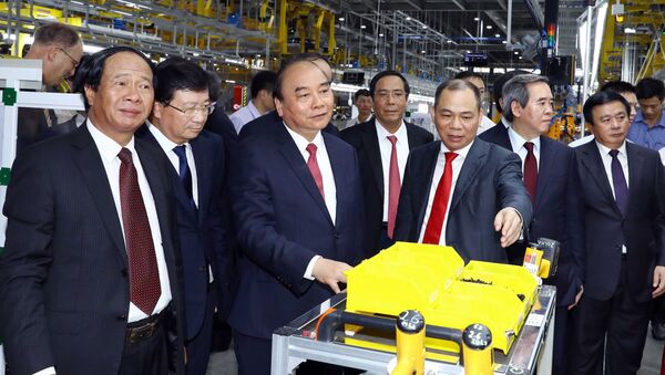 Thủ tướng Nguyễn Xuân Phúc và các đại biểu thăm xưởng lắp ráp Nhà máy sản xuất ô tô Vinfast.  - Sputnik Việt Nam