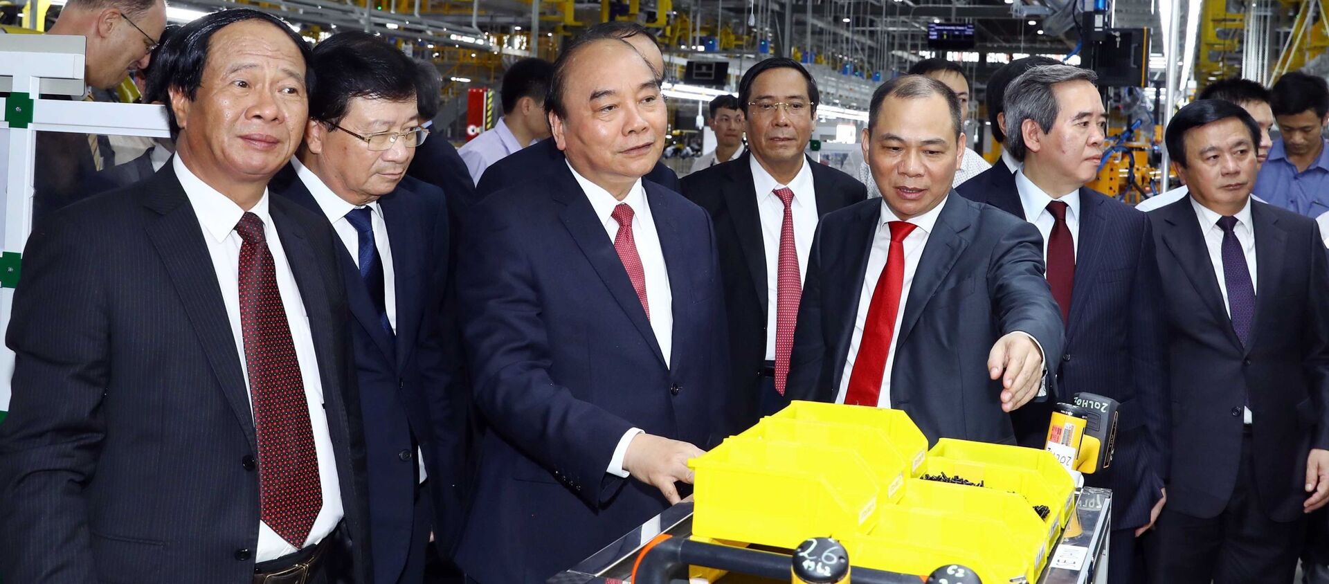 Thủ tướng Nguyễn Xuân Phúc và các đại biểu thăm xưởng lắp ráp Nhà máy sản xuất ô tô Vinfast.  - Sputnik Việt Nam, 1920, 20.06.2019