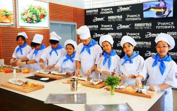 Các em thiếu nhi Việt Nam tại Artek tập làm đầu bếp chuyên nghiệp - Sputnik Việt Nam