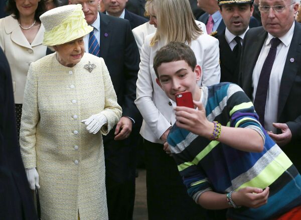 Một cậu bé trong buổi selfie với nữ hoàng Anh Elizabeth II - Sputnik Việt Nam