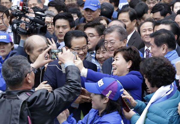 Ứng cử viên tổng thống Hàn Quốc Moon Jae-in chụp ảnh tự sướng với những người ủng hộ - Sputnik Việt Nam