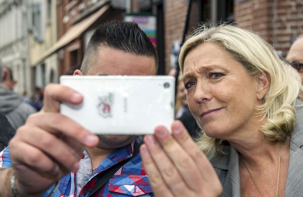 Chính trị gia người Pháp Marine Le Pen chụp ảnh với người ủng hộ - Sputnik Việt Nam