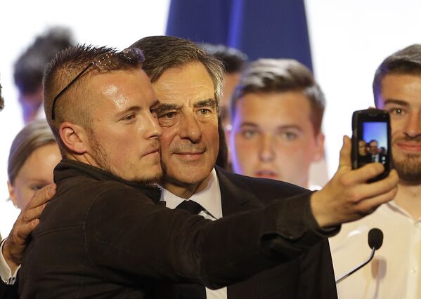 Ứng cử viên tổng thống Pháp Francois Fillon chụp ảnh tự sướng với  người ủng hộ sau cuộc gặp gỡ  tranh cử ở Toulon - Sputnik Việt Nam