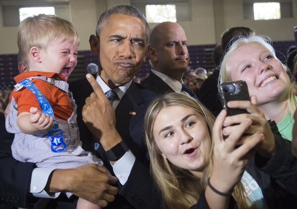 Tổng thống Mỹ Barack Obama và những người ủng hộ  bao quanh, chụp ảnh selfie với ông - Sputnik Việt Nam