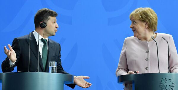 Tổng thống Ukraina Vladimir Zelensky và Thủ tướng Đức Angela Merkel tại Berlin - Sputnik Việt Nam