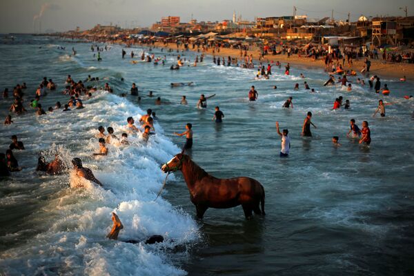 Những người tắm biển Địa Trung Hải trong ngày nóng bức ở Bắc Dải Gaza - Sputnik Việt Nam
