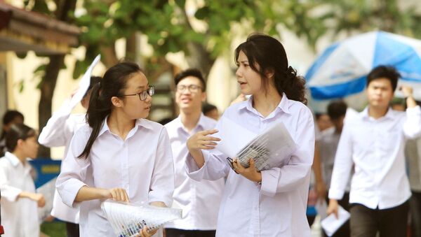 Các thí sinh tại điểm thi trường THPT Thái Phiên, quận Ngô Quyền (Hải Phòng) sau khi thi môn Ngữ văn. - Sputnik Việt Nam