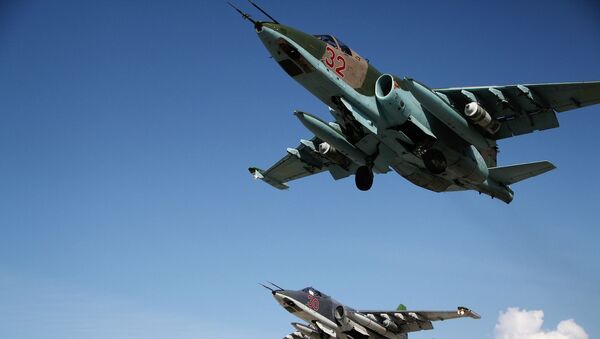 Tiêm kích cơ Su-25 của Nga cất cánh từ căn cứ không quân Hmeymim, Syria - Sputnik Việt Nam