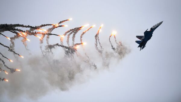 Máy bay Su-30SM của đội nhào lộn trên không “Các hiệp sĩ Nga” tại Diễn đàn Kỹ thuật-Quân sự Quốc tế Army-2019 - Sputnik Việt Nam