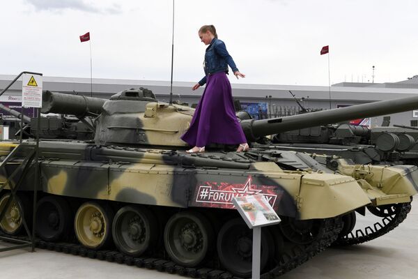 Nữ du khách thăm Diễn đàn xem mẫu xe tăng T-80B tại thao trường Alabino - Sputnik Việt Nam