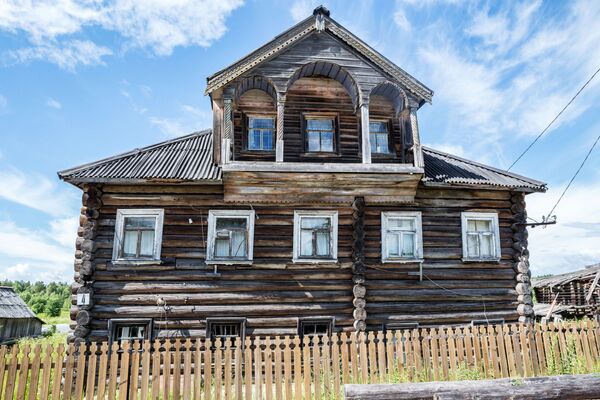 Ngôi nhà gỗ cũ ở làng Pyalma, quận Pudozhsky, Cộng hòa Karelia - Sputnik Việt Nam
