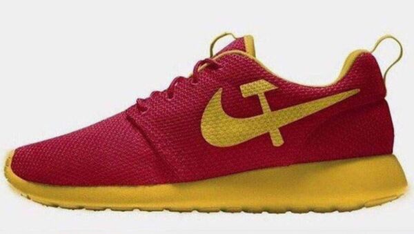 giày thể thao với biểu tượng búa liềm - Sputnik Việt Nam
