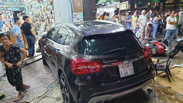 Hiện trường vụ nữ tài xế Mercedes tông la liệt người và xe trên phố Sài Gòn - Sputnik Việt Nam