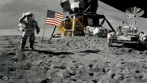 Phi hành gia James Irwin trên Mặt trăng - Sputnik Việt Nam