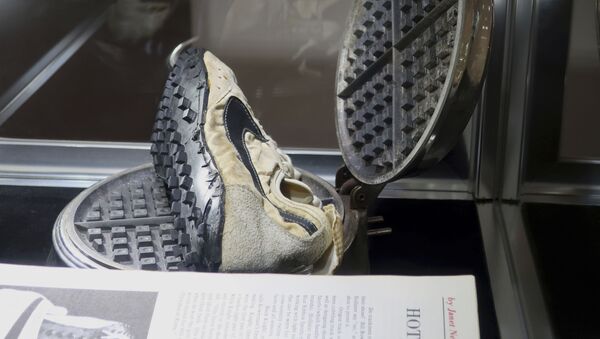một đôi giày thể thao Nike được bán với giá 437,5 nghìn USD - Sputnik Việt Nam