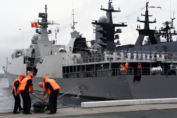 Lễ nghênh đón tàu khu trục Quang Trung của Hải quân Việt Nam tại Vladivostok - Sputnik Việt Nam