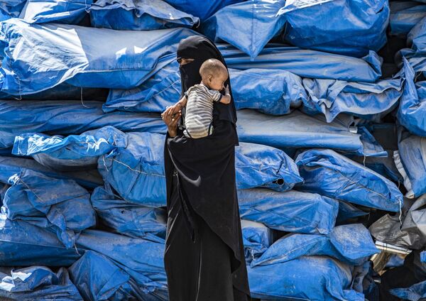 Người phụ nữ bế con trong trại di tản al-Hol ở đông bắc Syria - Sputnik Việt Nam