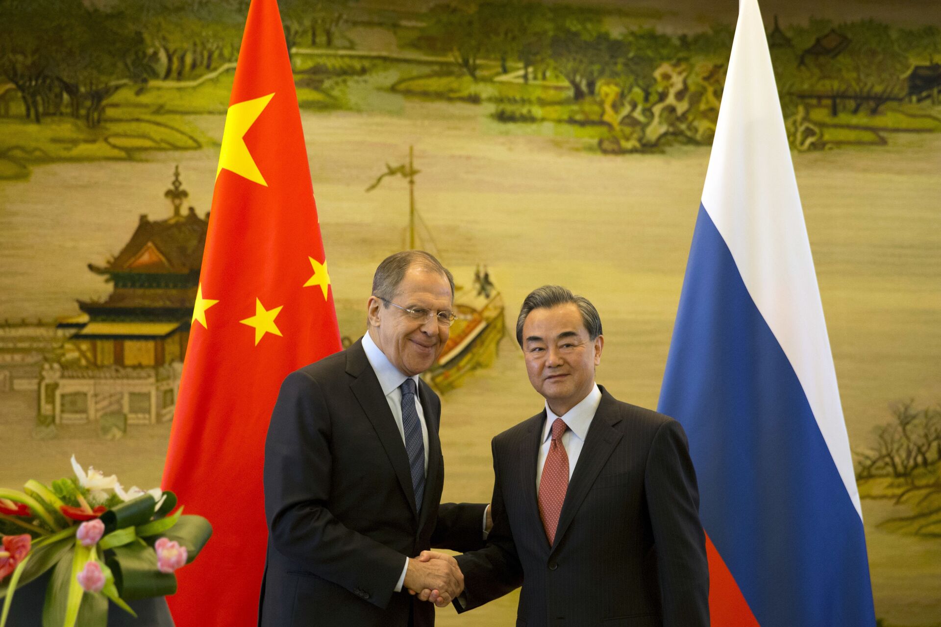 Ngoại trưởng Nga Sergei Lavrov và người đồng cấp Trung Quốc Vương Nghị - Sputnik Việt Nam, 1920, 12.01.2022