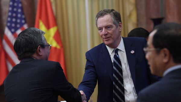 Đại diện Thương mại Mỹ Robert Lighthizer bắt tay với Phạm Quang Vinh, Đại sứ Việt Nam tại Hoa Kỳ, 2017 - Sputnik Việt Nam