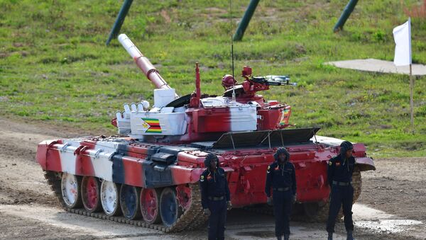 Kíp xe tăng T-72B3 của quân đội Zimbabwe ở giai đoạn đầu tiên của Vòng đua cá nhân, trong cuộc đua xe tăng Tank Biathlon thuộc Hội thao quân sự quốc tế lần thứ V năm 2019 tại Công viên Patriot - Sputnik Việt Nam