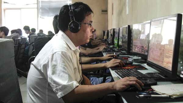 Người dân Bắc Kinh trong một quán cà phê internet ở Trung Quốc - Sputnik Việt Nam