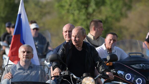 Vladimir Putin đến thăm buổi trình diễn mô-tô quốc tế ở Sevastopol - Sputnik Việt Nam