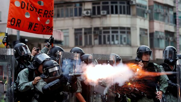 Cảnh sát Hồng Kông sử dụng hơi cay để giải tán người biểu tình - Sputnik Việt Nam
