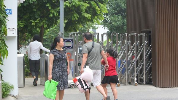  Trong ảnh: Nhiều phụ huynh trực tiếp đưa con đến trường Quốc tế Gateway.  - Sputnik Việt Nam
