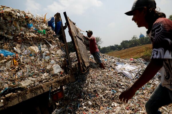 Chuẩn bị dỡ rác từ nhà máy giấy ở Bangun, Indonesia - Sputnik Việt Nam