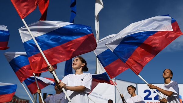 Девушки с российскими флагами на площади Маркса в Новосибирске - Sputnik Việt Nam