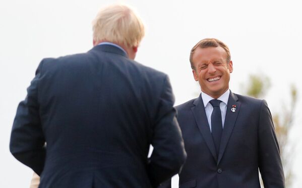 Tổng thống Pháp Emmanuel Macron trong cuộc gặp Thủ tướng Anh Boris Johnson tại Biarritz - Sputnik Việt Nam