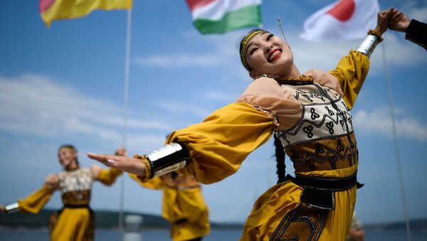 Màn trình diễn của các nghệ sĩ trong trang phục dân tộc tại Diễn đàn kinh tế Đông lần thứ V - Sputnik Việt Nam