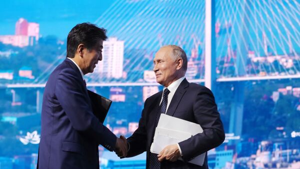 Tổng thống Nga Vladimir Putin và Thủ tướng Nhật Bản Shinzo Abe tham gia Diễn đàn Kinh tế Phương Đông (EEF) - Sputnik Việt Nam