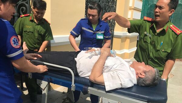Dược sĩ Phạm Văn Thông được chuyển từ tòa đến bệnh viện để cấp cứu - Sputnik Việt Nam