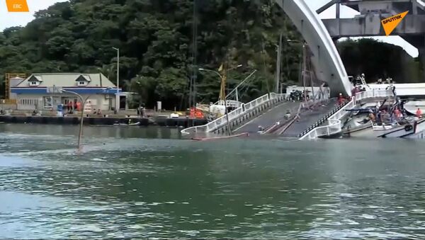 Vụ sập cầu ở Đài Loan được ghi lại trên camera giám sát - Sputnik Việt Nam