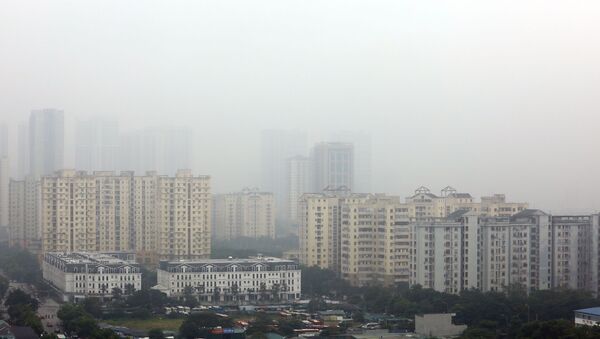 Hà Nội vừa trải qua mấy cơm mưa nhưng bầu trời vẫn mờ mịt trong làn sương khói. Bầu không khí tại khu vực quận Cầu Giấy vào lúc 11h ngày 4/10/2019. - Sputnik Việt Nam