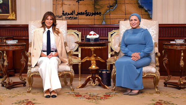 Vợ của Tổng thống Mỹ Melania Trump với vợ của Tổng thống Ai Cập Intisar al-Sisi tại Cairo - Sputnik Việt Nam
