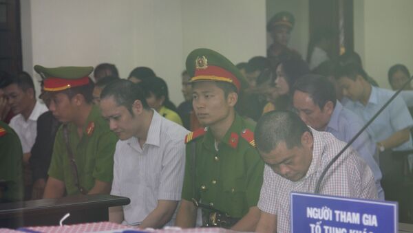 Bị cáo Vũ Trọng Lương (ngồi giữa) và bị cáo Nguyễn Thanh Hoài (ngồi ngoài, bên phải) tại phiên tòa. - Sputnik Việt Nam