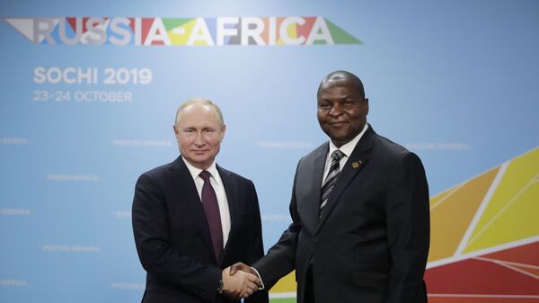 Tổng thống Liên bang Nga Vladimir Putin và tổng thống Cộng hòa Trung Phi Faustin-Archange Touadéra tại diễn đàn Nga-Châu Phi ở Sochi - Sputnik Việt Nam