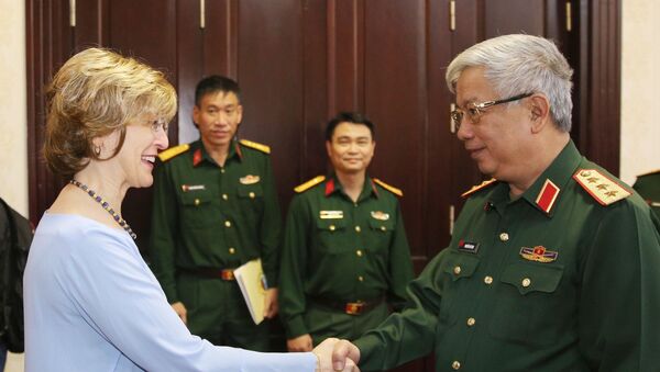 Thượng tướng Nguyễn Chí Vịnh tiếp bà Bonnie Glick, Phó Tổng Giám đốc toàn cầu Cơ quan Phát triển quốc tế Hoa Kỳ. - Sputnik Việt Nam