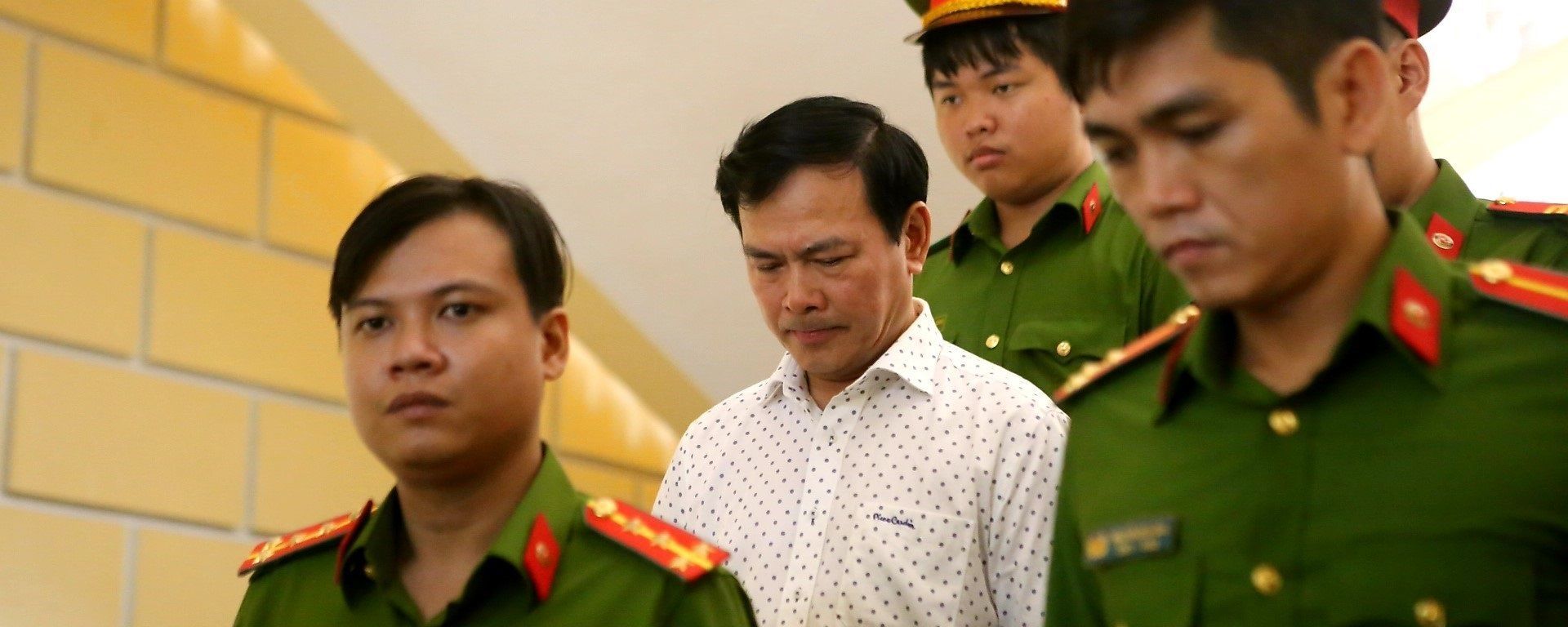 Bị cáo Nguyễn Hữu Linh rời phiên tòa phúc thẩm ngày 6/11/2019. - Sputnik Việt Nam, 1920, 06.11.2019