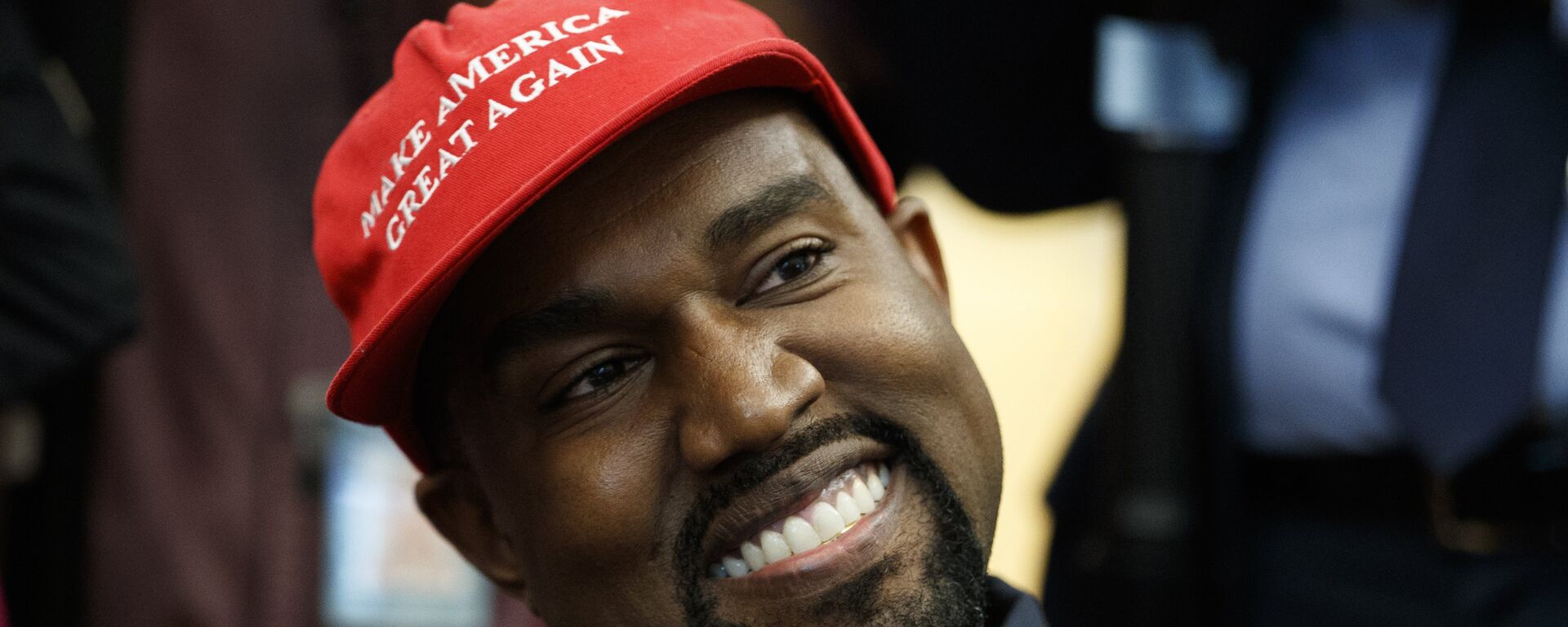 Rapper Kanye West mỉm cười khi nghe câu hỏi của phóng viên trong cuộc họp tại Phòng Bầu dục của Nhà Trắng với Tổng thống Donald Trump, Thứ Năm, ngày 11 tháng 10 năm 2018, tại Washington. - Sputnik Việt Nam, 1920, 13.08.2020