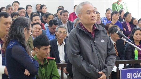 Ông Trần Đức Trung (áo khoác đen, đứng) tại phiên tòa sơ thẩm - Sputnik Việt Nam