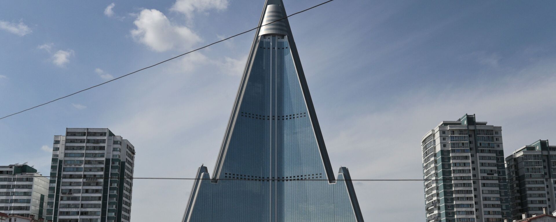 Nhân viên cảnh sát gần khách sạn Ryugyong 105 tầng ở Bình Nhưỡng - Sputnik Việt Nam, 1920, 02.02.2023