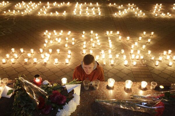 Hoa và nến tại Simferopol tưởng niệm các nạn nhân thiệt mạng trong vụ máy bay Airbus A321 rơi ở Ai Cập. - Sputnik Việt Nam