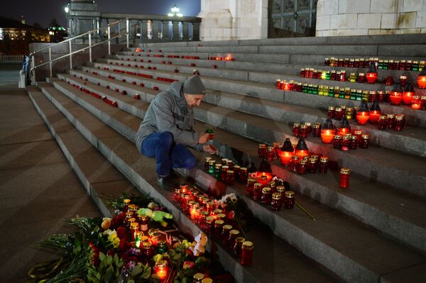 Hoa và nến tại Nhà thờ Đức Chúa Cứu thế tưởng niệm các nạn nhân thiệt mạng trong vụ máy bay Airbus A321 rơi ở Ai Cập - Sputnik Việt Nam
