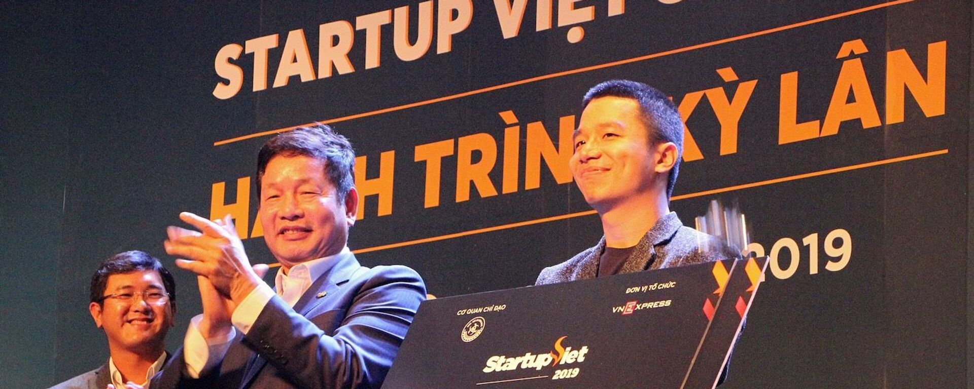 Cảnh Phan đại diện đội ngũ sáng lập, vận hành Viec.Co nhận giải quán quân Startup Việt 2019 - Sputnik Việt Nam, 1920, 03.12.2019