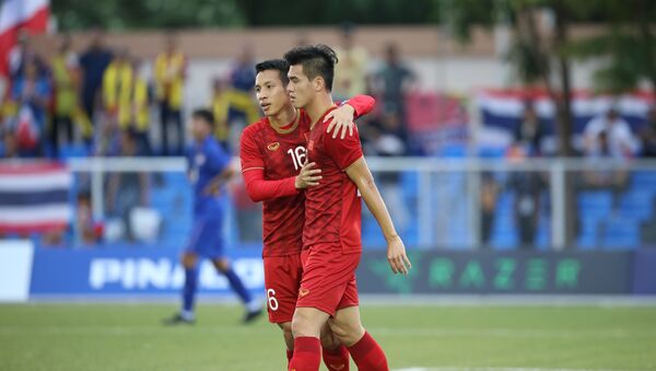 Cầu thủ Hùng Dũng ăn mừng bàn thắng của Tiến Linh ghi vào lưới U22 Thái Lan, rút ngắn tỷ số 1 - 2 cho U22 Việt Nam - Sputnik Việt Nam