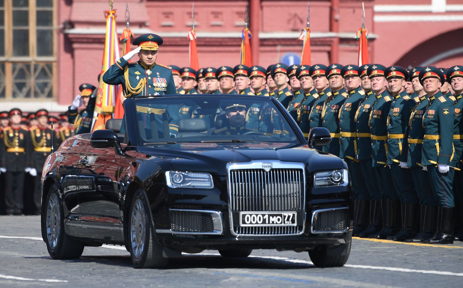Bộ trưởng Quốc phòng Nga Sergei Shoigu trong chiếc xe Aurus Senat tổng duyệt diễu binh  trên Quảng trường Đỏ nhân dịp lễ kỷ niệm 74 năm Chiến thắng trong Chiến tranh Vệ quốc Vĩ đại - Sputnik Việt Nam, 1920, 09.05.2022